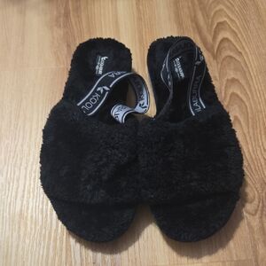 koolaburra By UGG black fluffy slippers